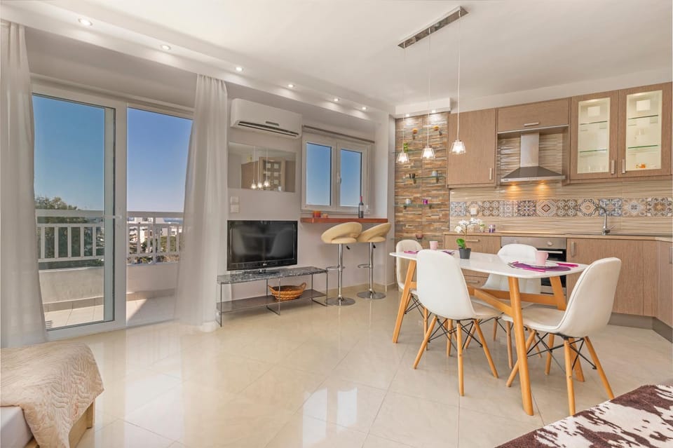 TV and multimedia, Balcony/Terrace, Kitchen or kitchenette, Living room, Seating area, Dining area, City view, Street view