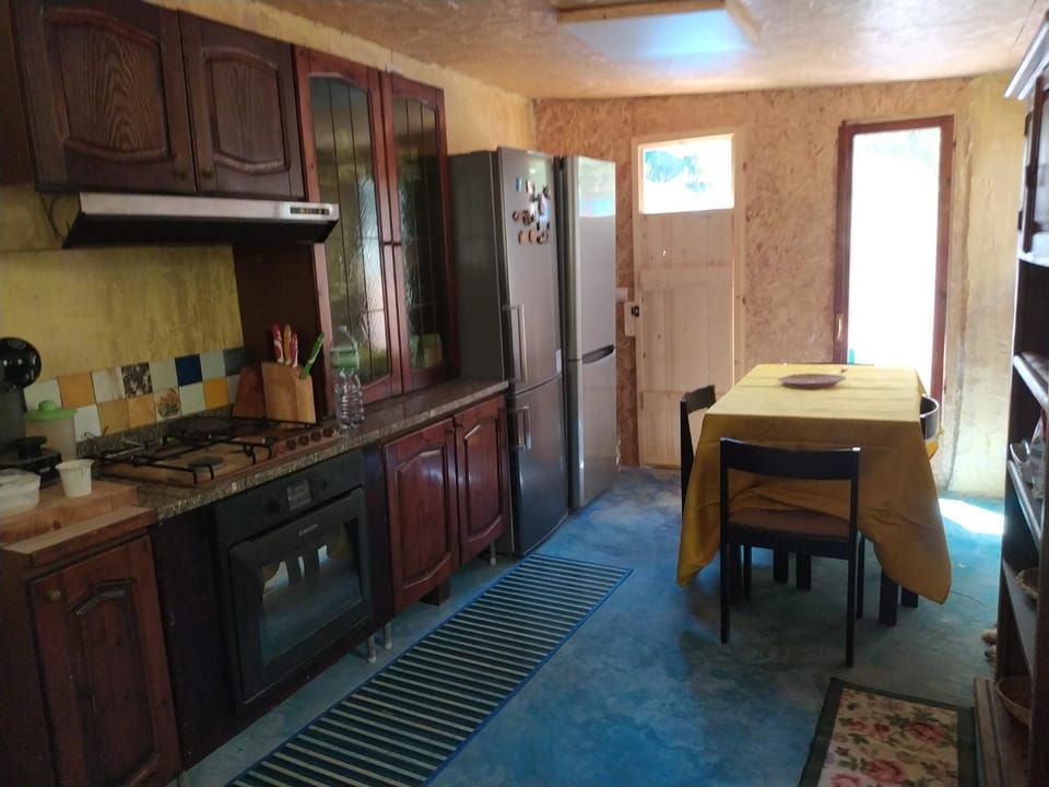 Kitchen or kitchenette, Dining area, oven, pet friendly, stove