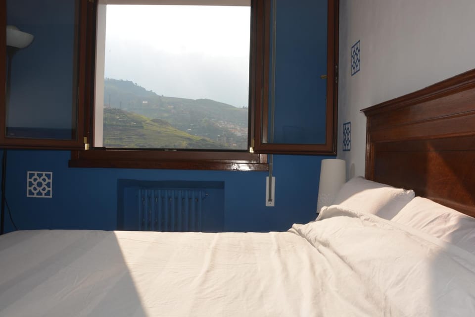 Photo of the whole room, Bedroom, Mountain view
