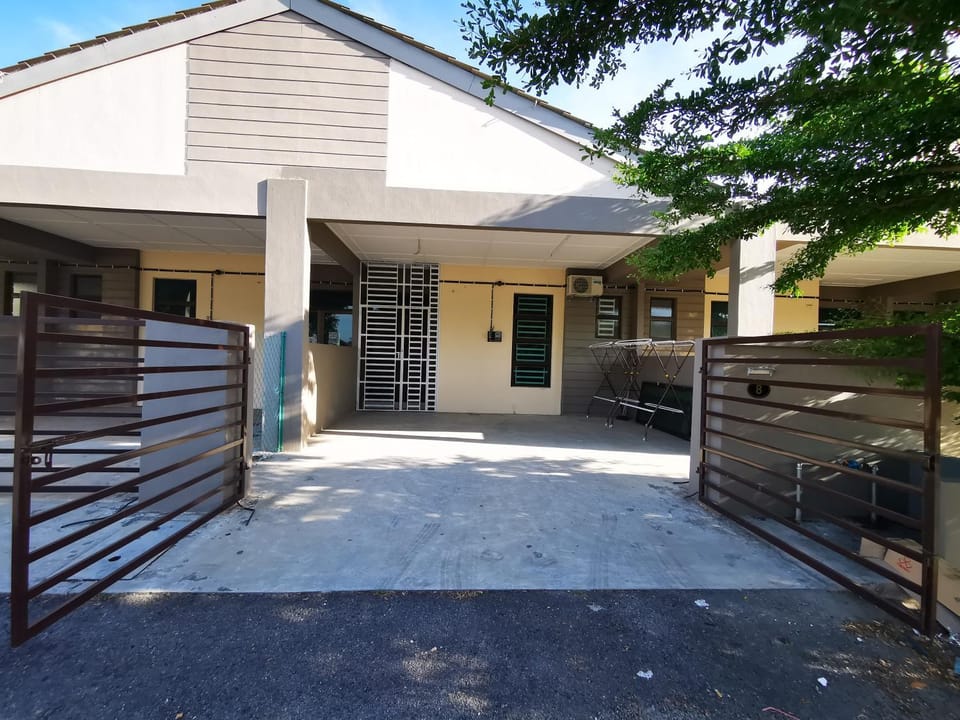 Property building, Facade/entrance, Parking