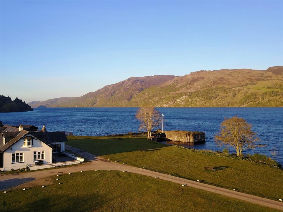 Property building, Natural landscape, View (from property/room), Garden view, Lake view, Landmark view, Mountain view