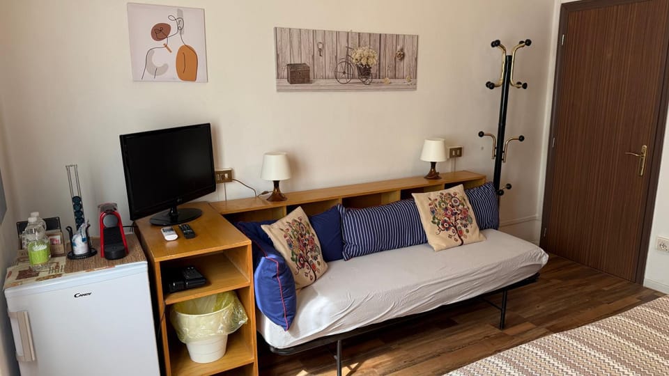 Bed, TV and multimedia, Photo of the whole room, Evening entertainment