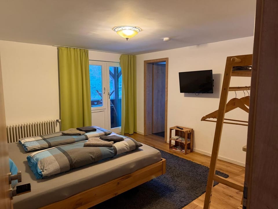 Bed, TV and multimedia, Photo of the whole room, Bedroom