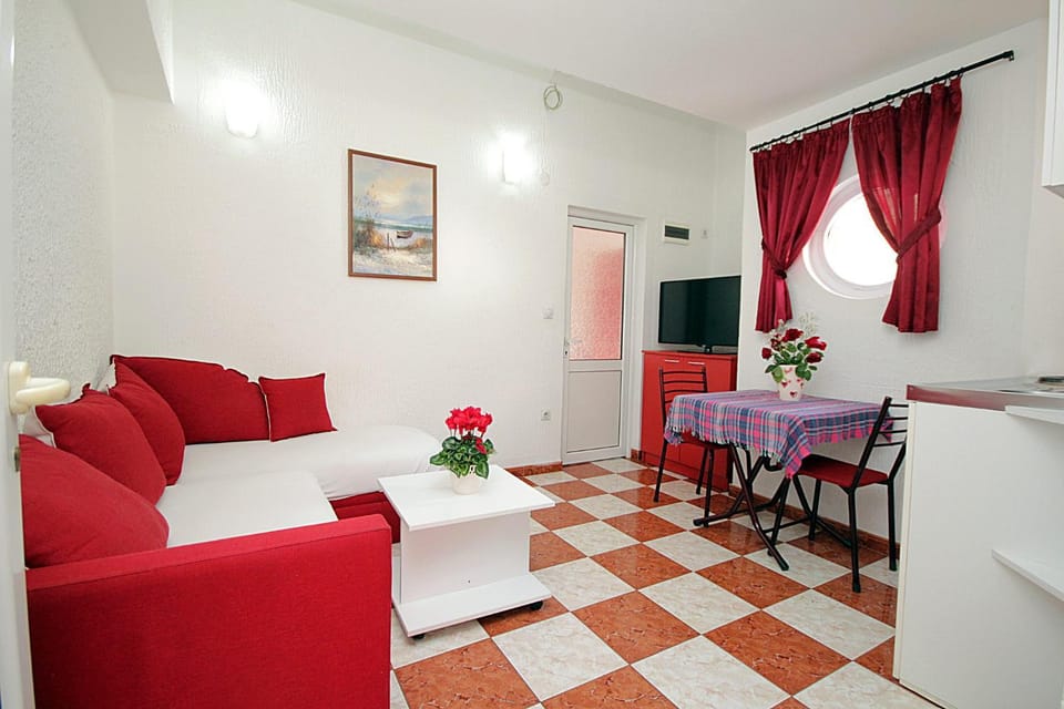 Kitchen or kitchenette, Dining area, Bedroom