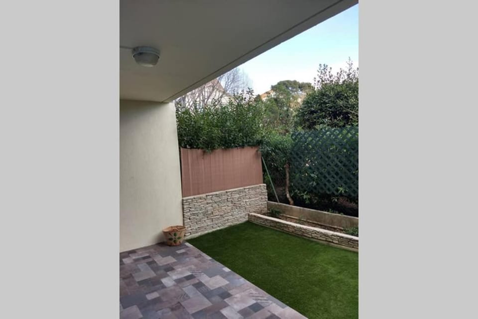 Particulier loue T3 en rez de jardin à 30 mètres de la plage avec un double box Apartment in La Ciotat