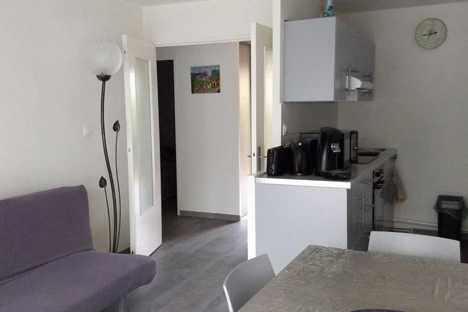 Particulier loue T3 en rez de jardin à 30 mètres de la plage avec un double box Apartment in La Ciotat