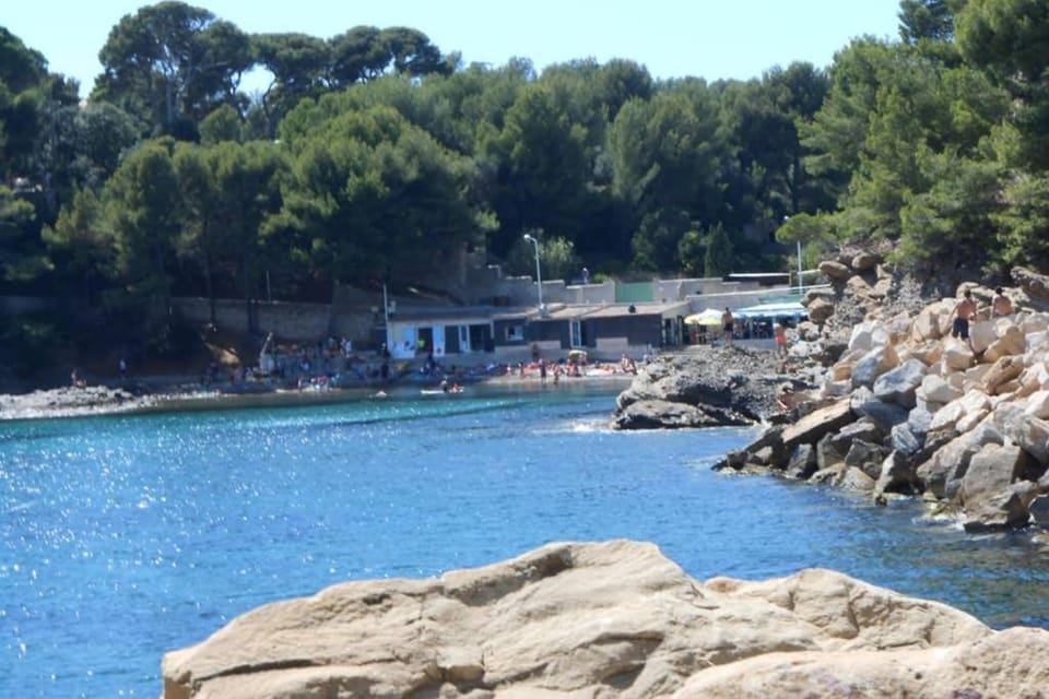Particulier loue T3 en rez de jardin à 30 mètres de la plage avec un double box Apartment in La Ciotat