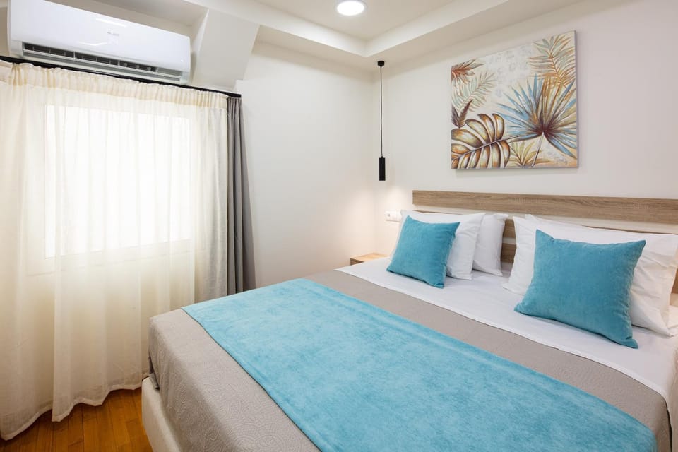 Photo of the whole room, Bedroom, air conditioner