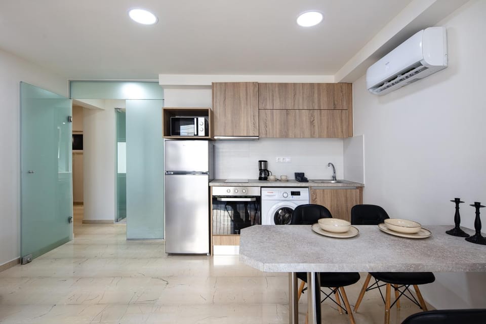 Kitchen or kitchenette, Dining area, minibar, pet friendly, stove, air conditioner