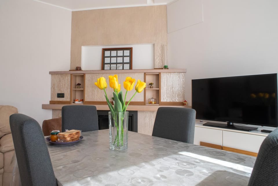 Communal lounge/ TV room, TV and multimedia, Kitchen or kitchenette, Dining area, Evening entertainment, minibar