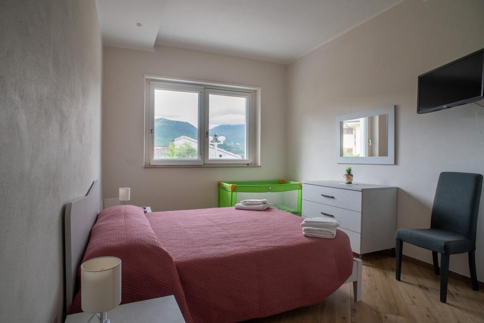 Bed, TV and multimedia, Photo of the whole room, Bedroom, towels