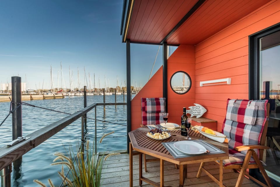 View (from property/room), Balcony/Terrace, Seating area, Dining area, Lake view