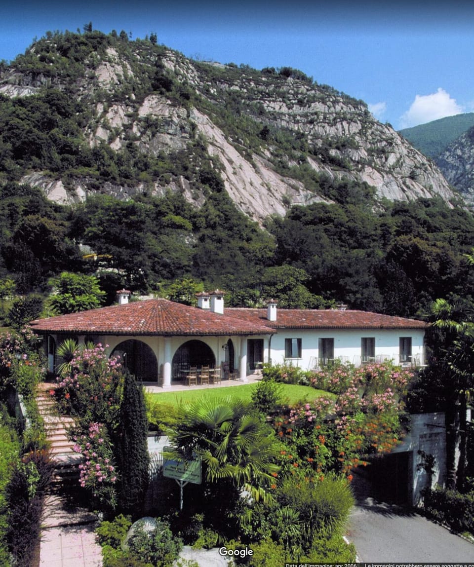 Facade/entrance, Mountain view