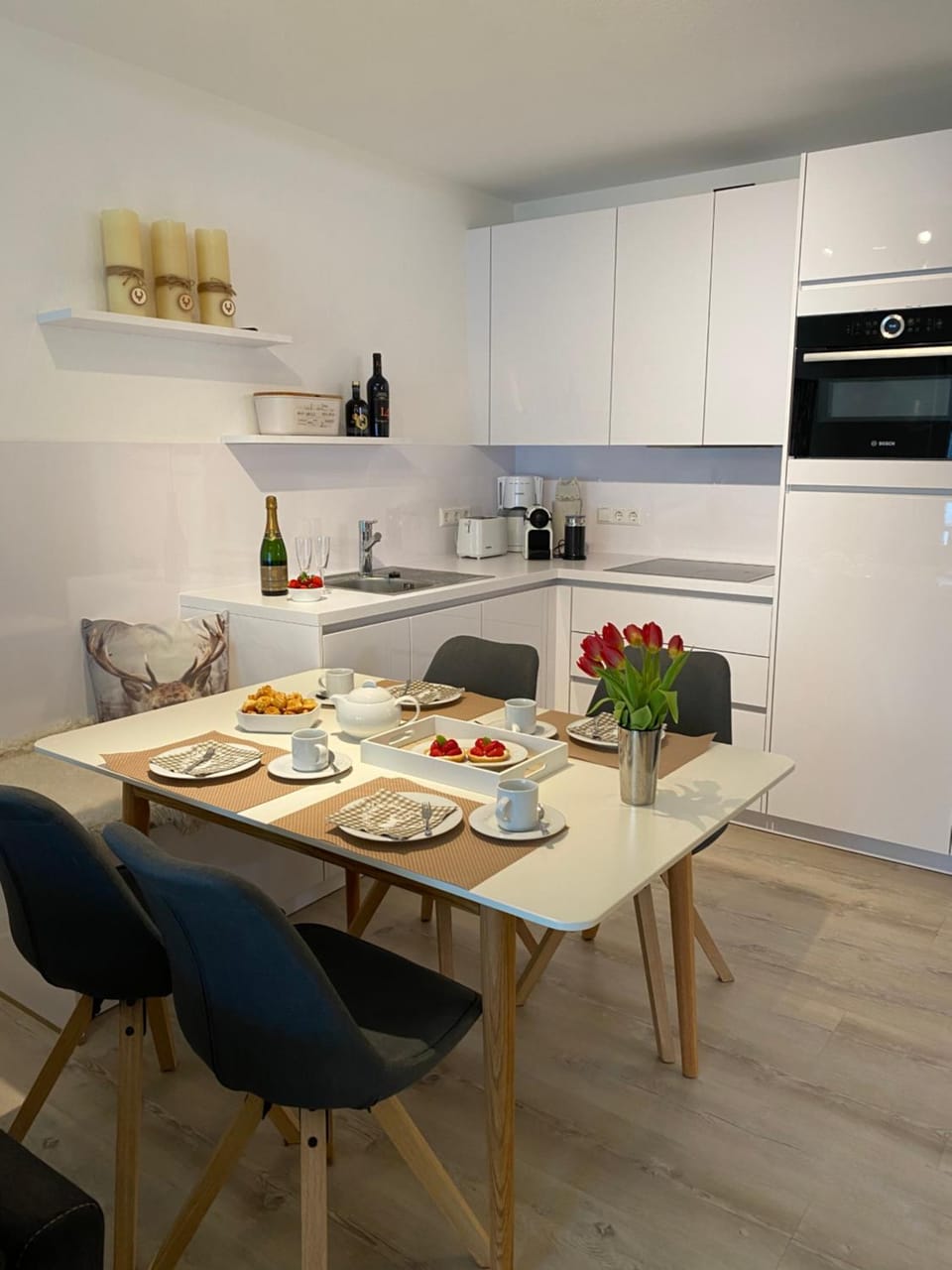 Kitchen or kitchenette, Dining area