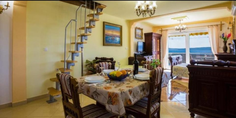 Photo of the whole room, Dining area