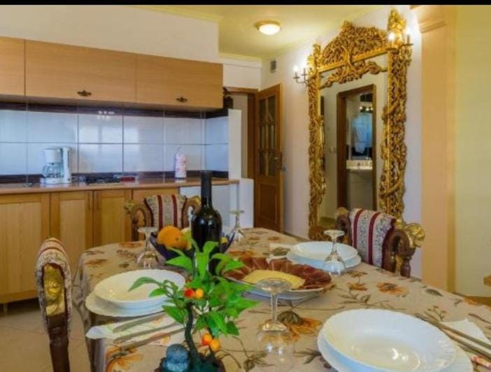 Dining area, kitchen
