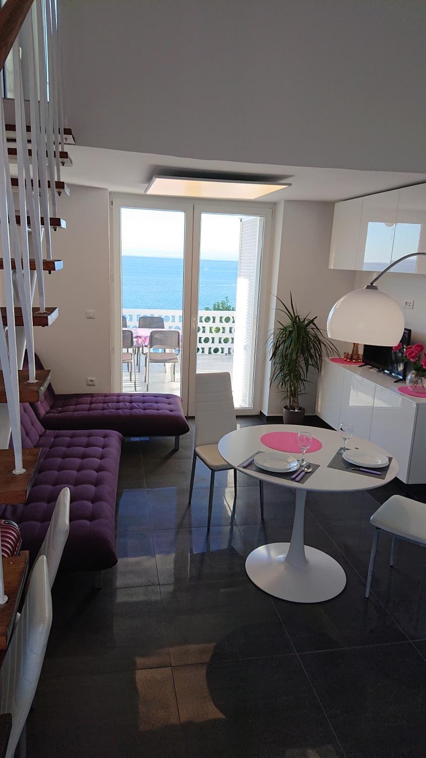 Balcony/Terrace, Living room, Food and drinks, Photo of the whole room, Dining area, Sea view