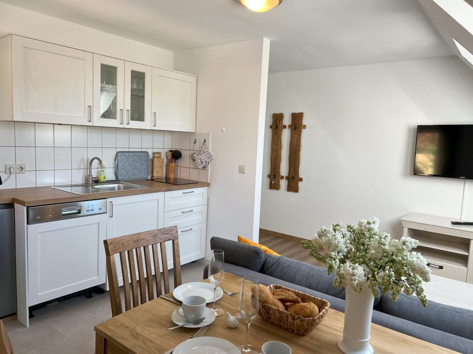 TV and multimedia, Kitchen or kitchenette, Living room, Seating area, Dining area, stove