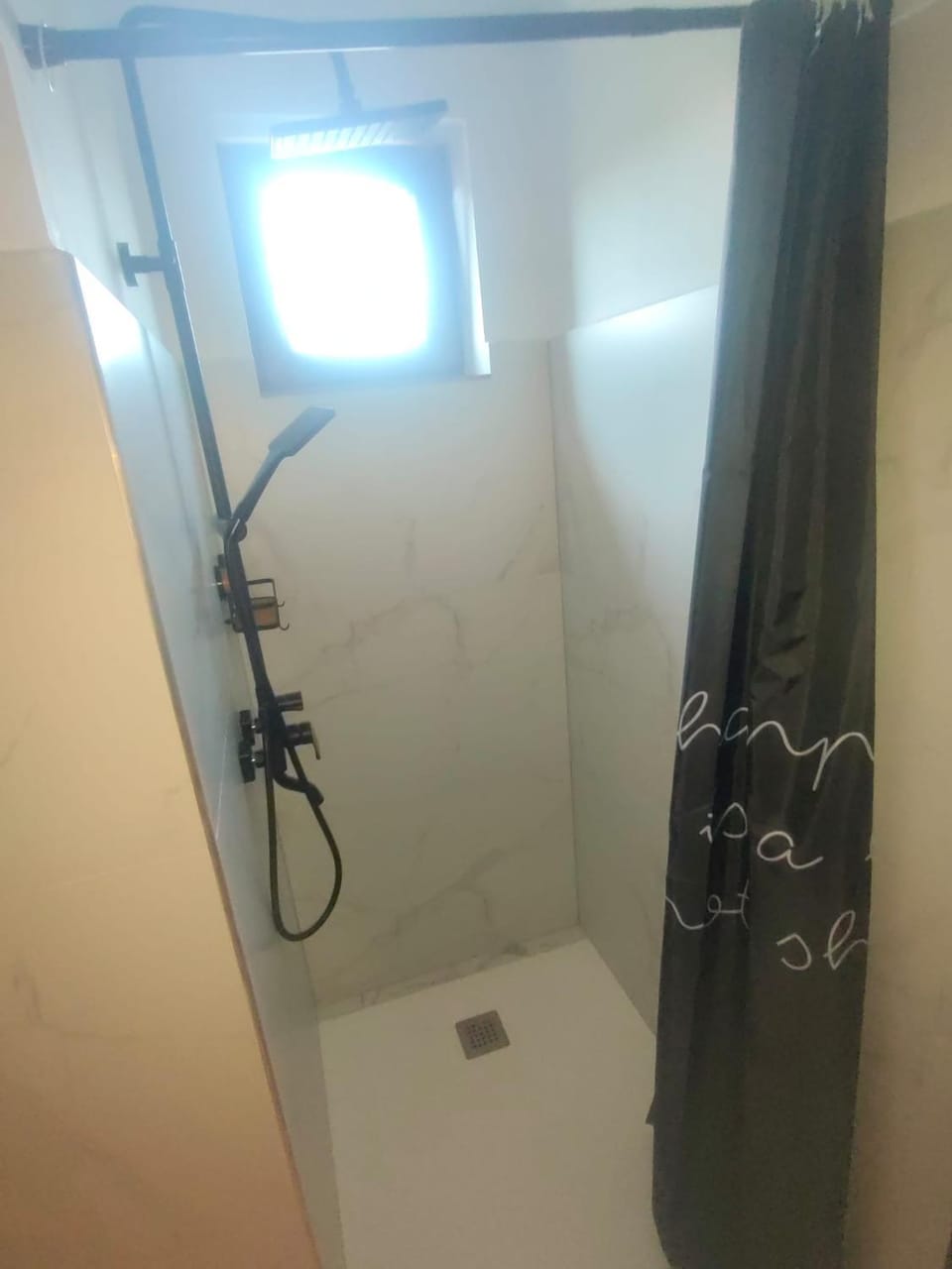 Pensiunea Farmecul Naturii și căsuțe individuale de închiriat Colibița Bed and Breakfast in Romania