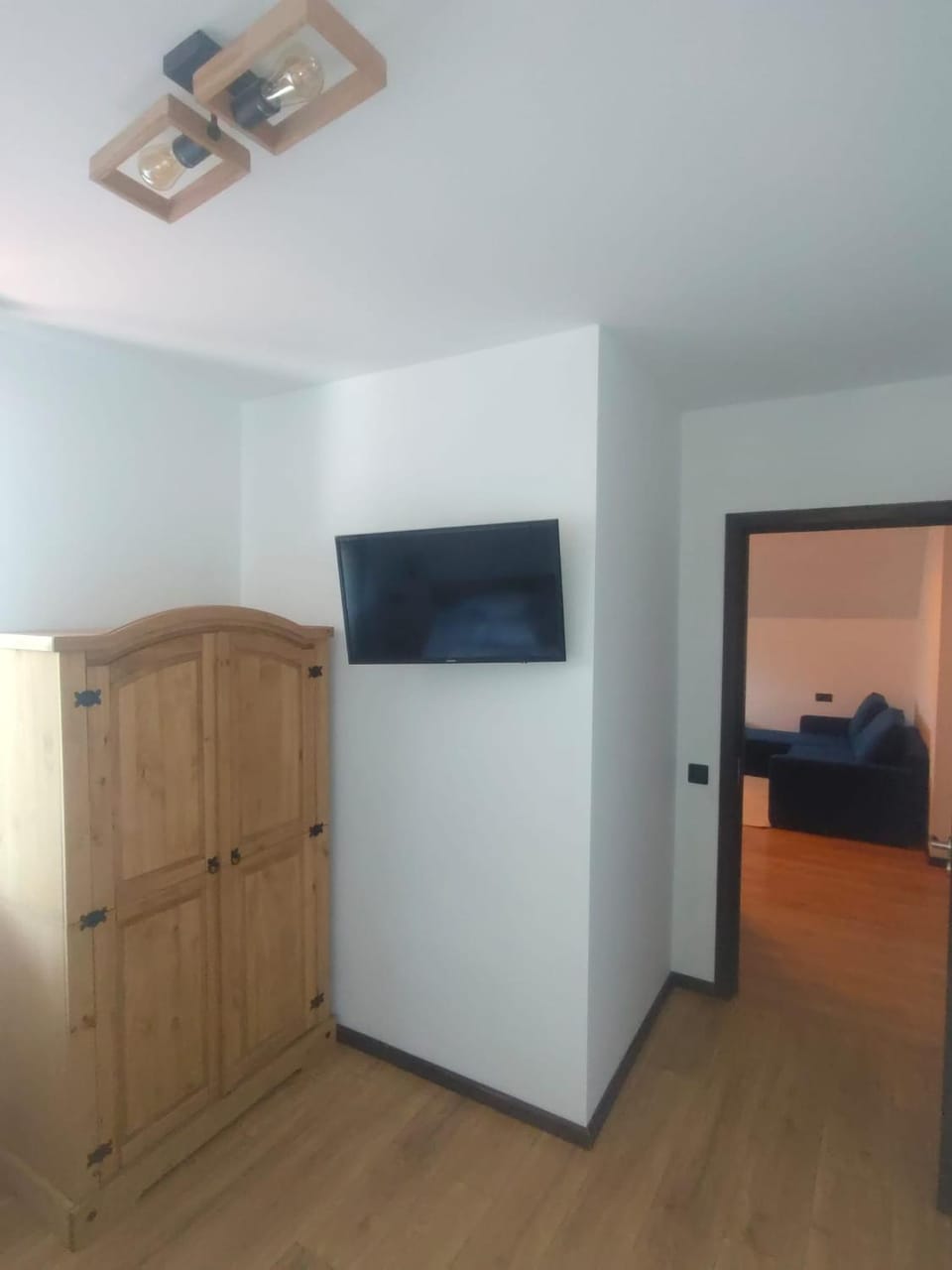 Pensiunea Farmecul Naturii și căsuțe individuale de închiriat Colibița Bed and Breakfast in Romania