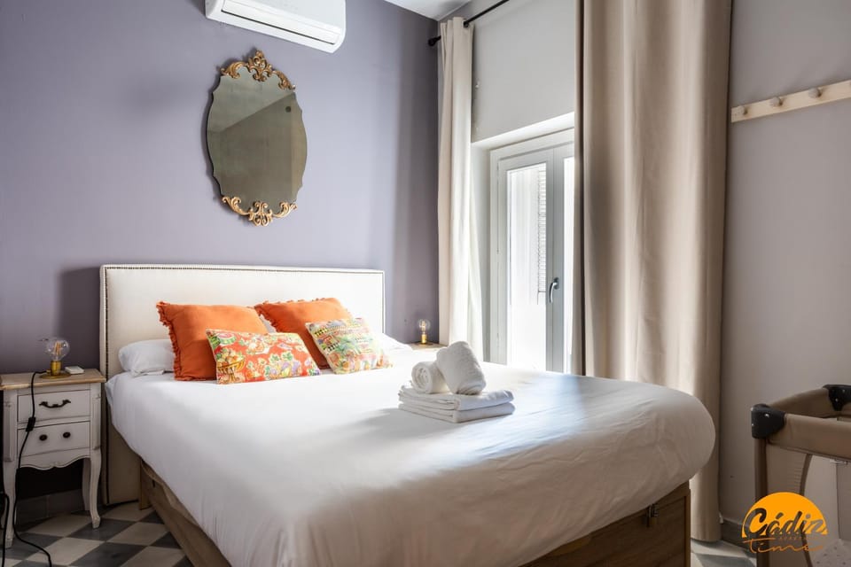 Bed, Photo of the whole room, Bedroom, heating, towels, air conditioner