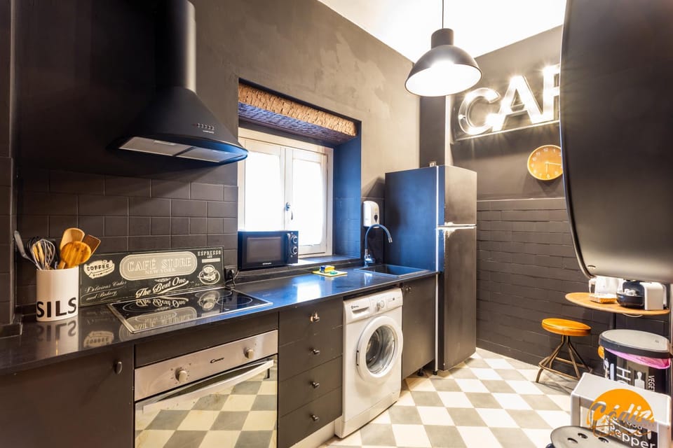 Coffee/tea facilities, Kitchen or kitchenette, microwave, oven, stove, washing machine, kitchen