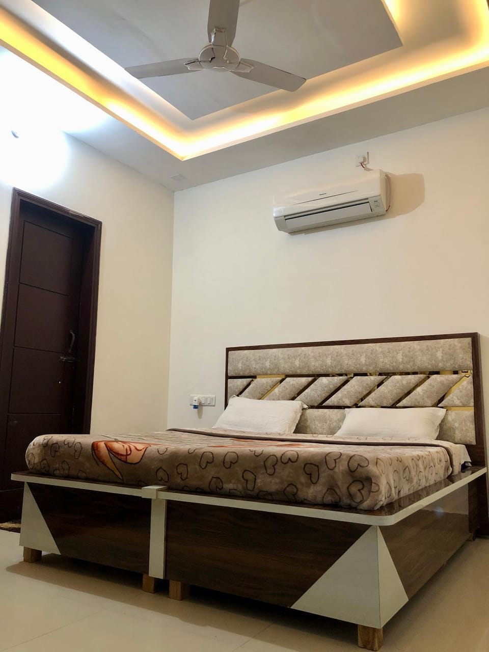 Bed, Photo of the whole room, air conditioner