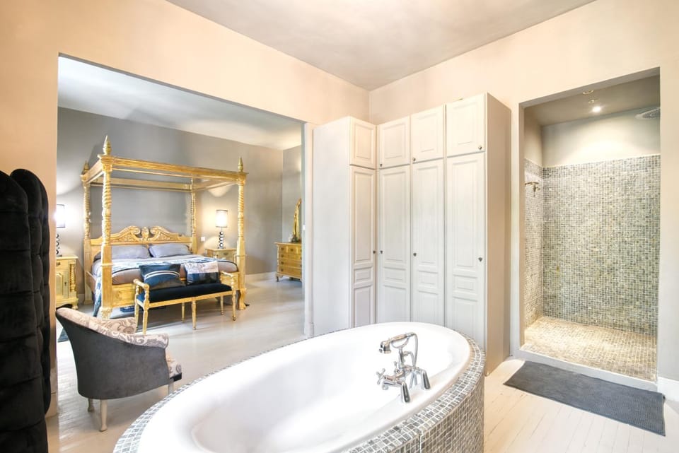Bed, Bathroom, Photo of the whole room, Bedroom, Bath, towels