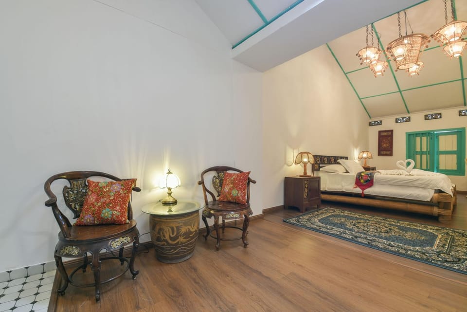 Bed, Seating area, Bedroom
