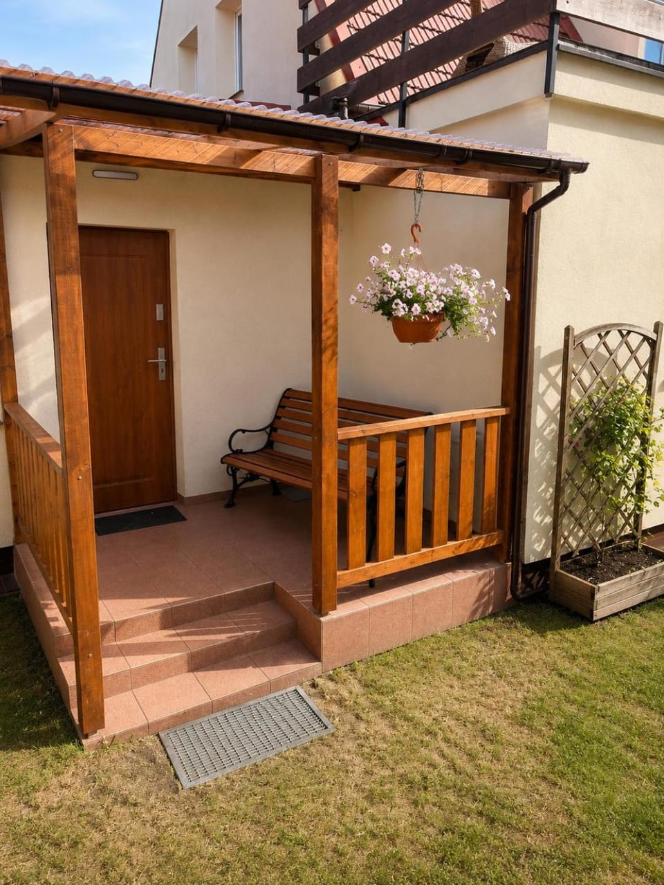 Property building, Spring, Day, Garden, View (from property/room), Balcony/Terrace, Garden view