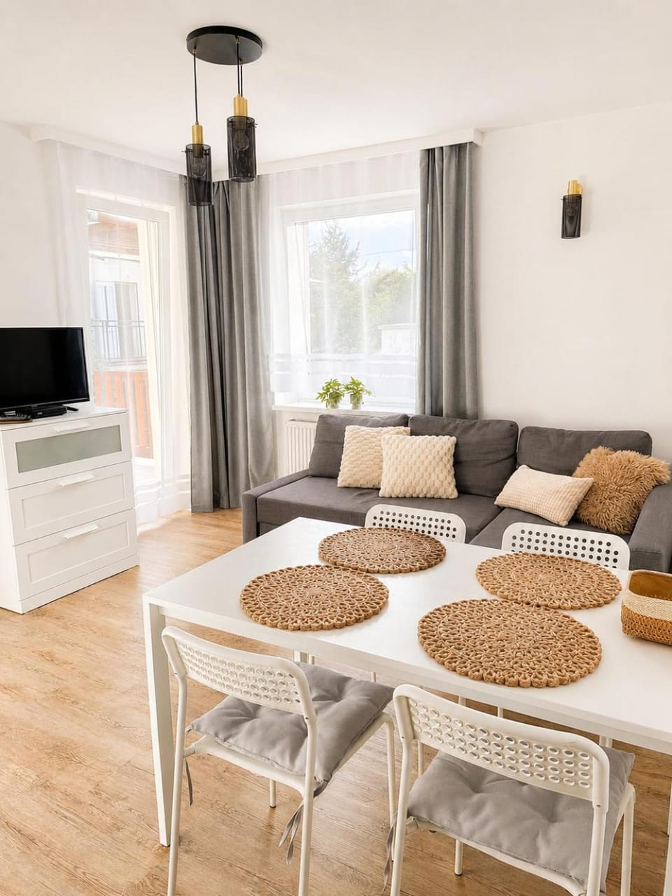 Communal lounge/ TV room, TV and multimedia, Living room, Seating area, Dining area
