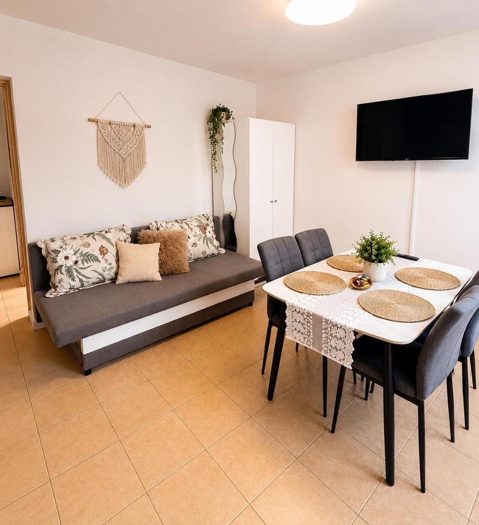 Communal lounge/ TV room, TV and multimedia, Living room, Seating area, Evening entertainment