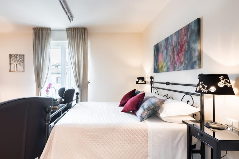 Bed, Photo of the whole room, Decorative detail
