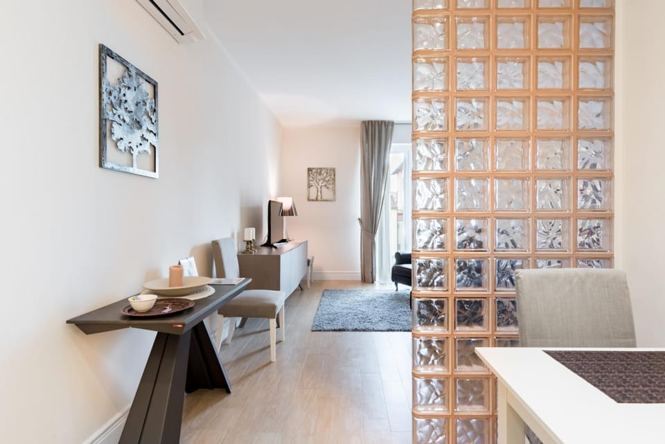 Photo of the whole room, Decorative detail, Dining area