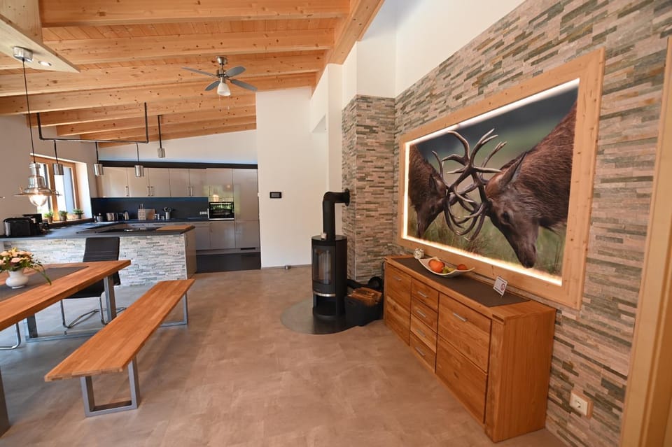 Kitchen or kitchenette, Dining area, fireplace