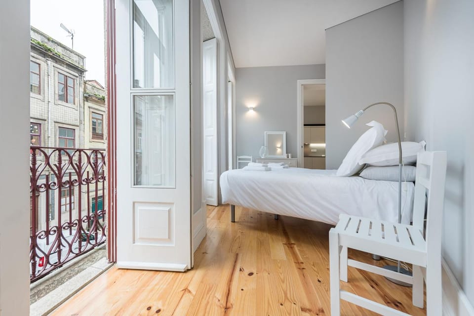 LovelyStay - Porto Windows with AC by central station Apartment in Porto