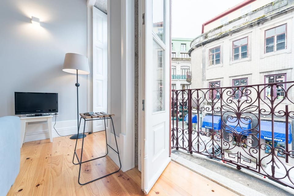 LovelyStay - Porto Windows with AC by central station Apartment in Porto