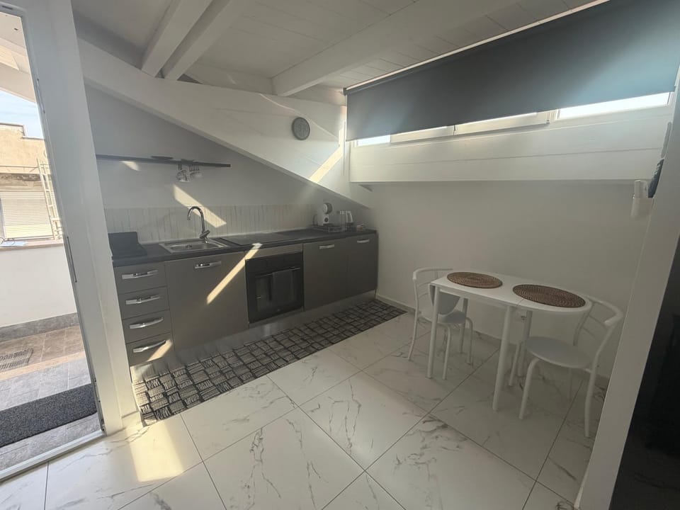 Kitchen or kitchenette, Dining area, stove