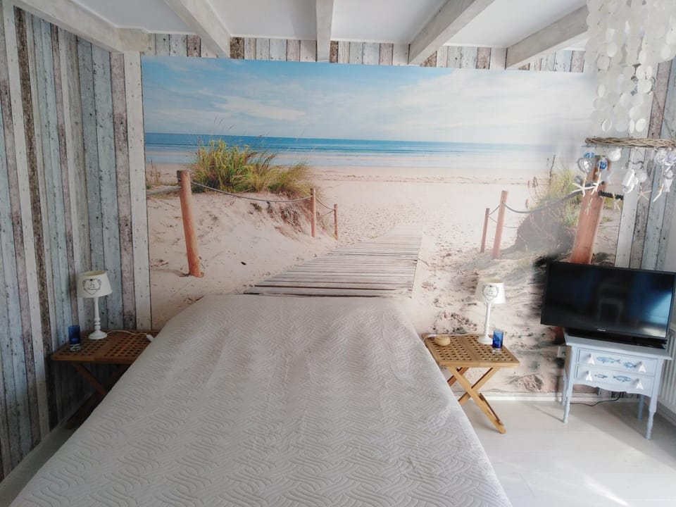 Bed, TV and multimedia, Garden view, Sea view