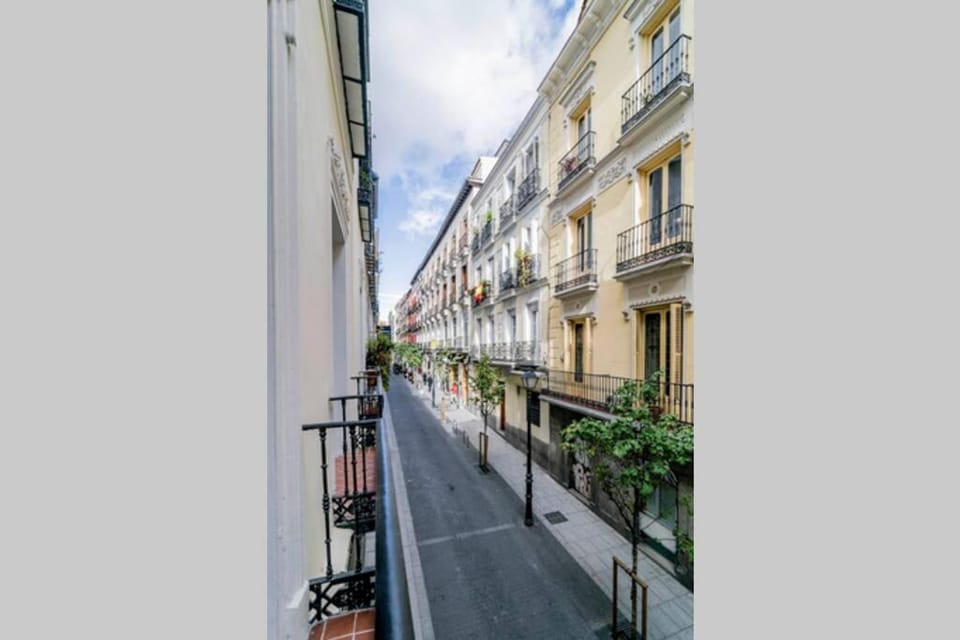 Balcony/Terrace, Street view