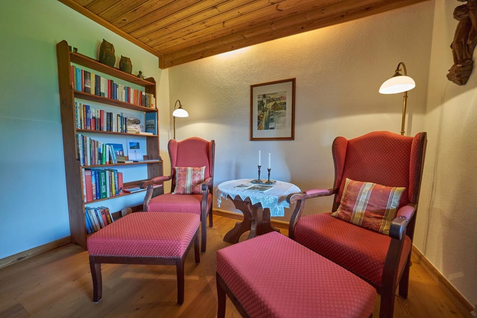 Library, TV and multimedia, Seating area, Garden view, Mountain view