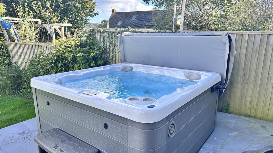 Littlefields - With hot tub, garden, private parking and short walk to beach House in Seaton