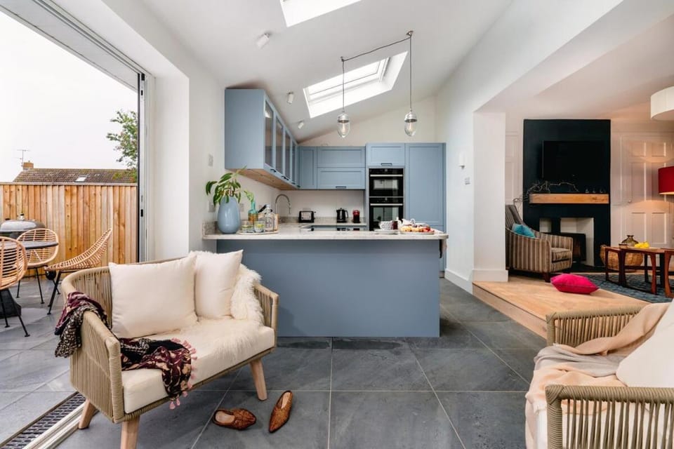 Littlefields - With hot tub, garden, private parking and short walk to beach House in Seaton