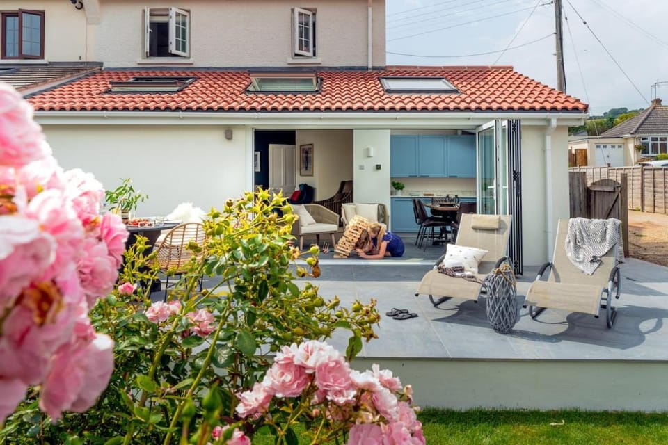 Littlefields - With hot tub, garden, private parking and short walk to beach House in Seaton