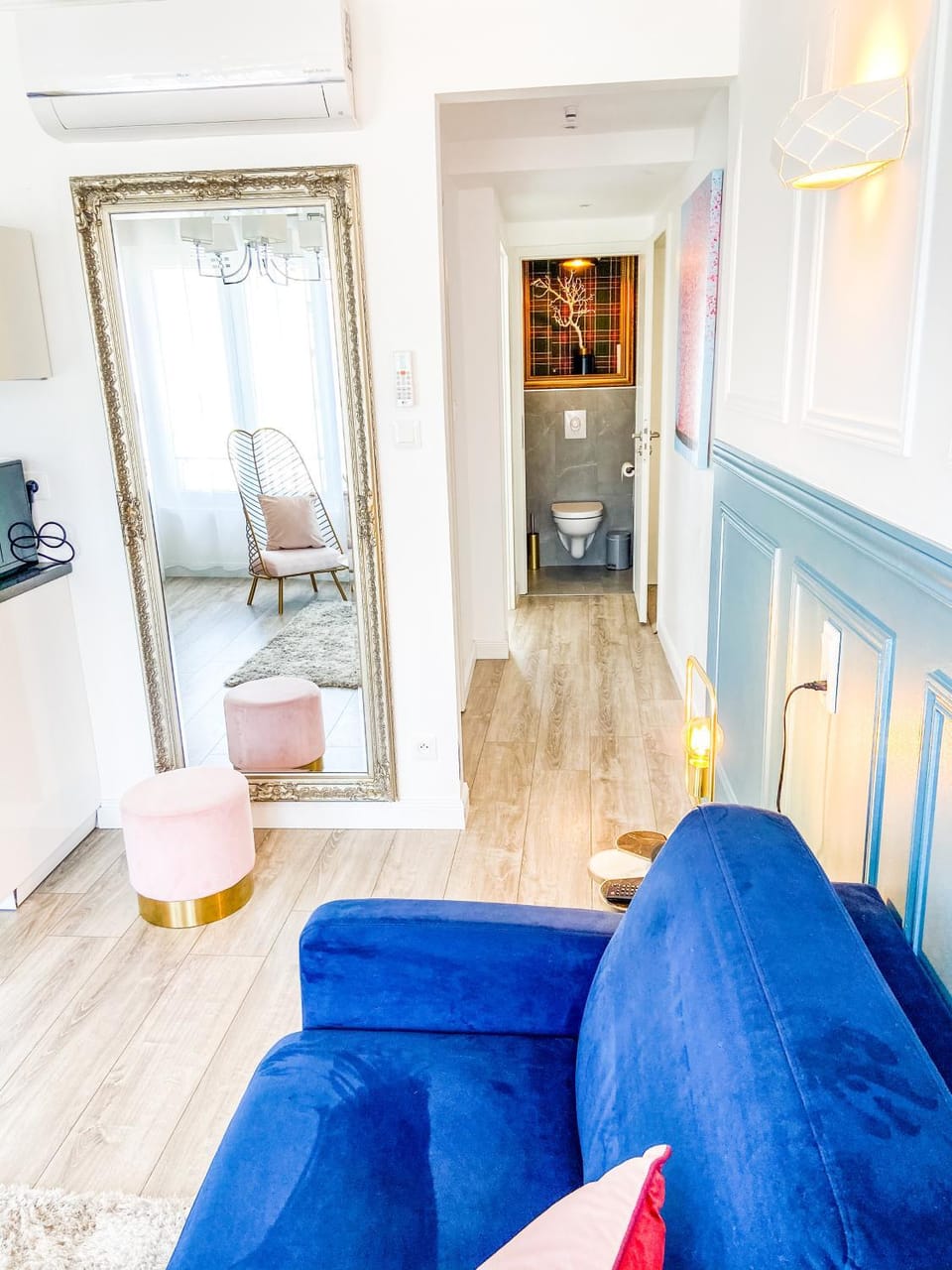 Toilet, Living room