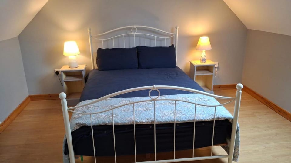 Sleeps6-FamilyFriendly-FreeParking-Garden House in County Kerry