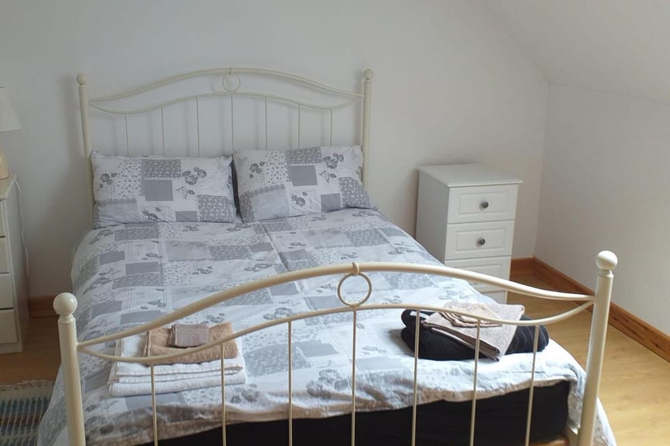 Sleeps6-FamilyFriendly-FreeParking-Garden House in County Kerry