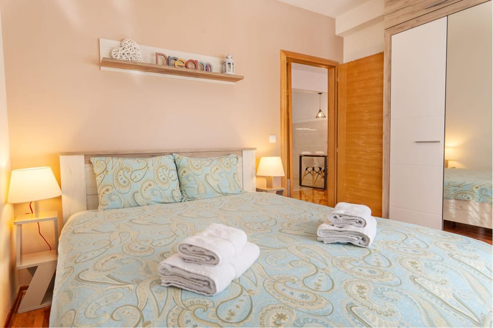 Bed, Bedroom, towels, wardrobe