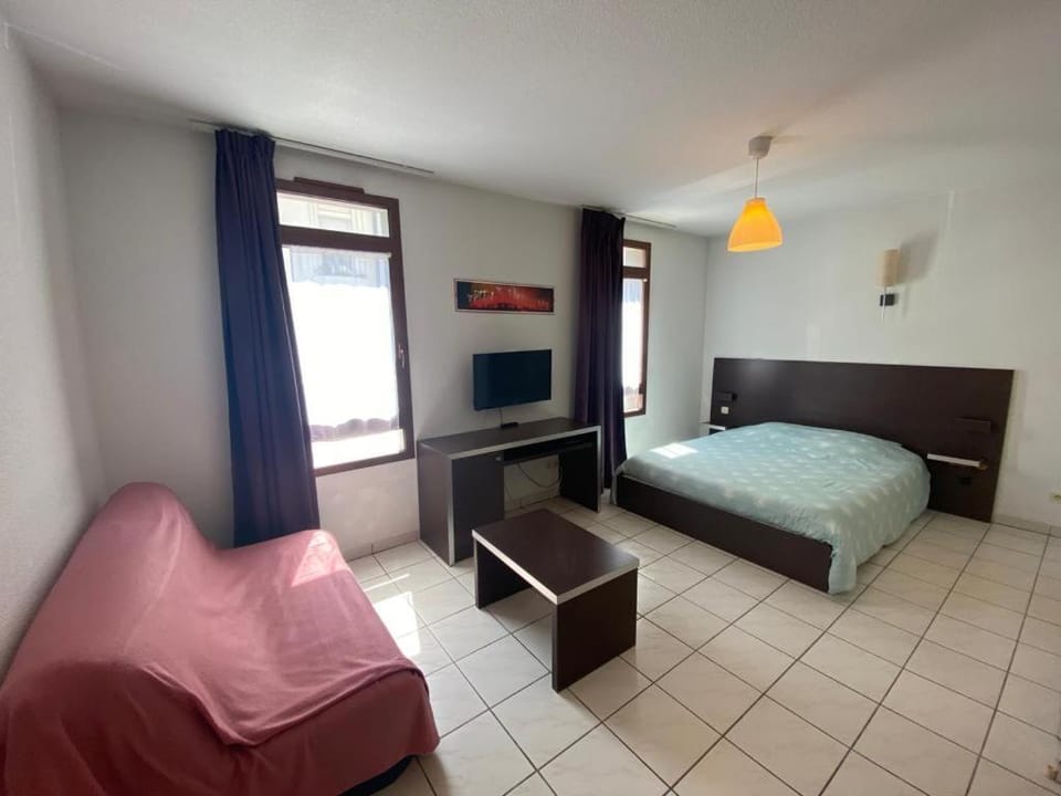Bed, Living room