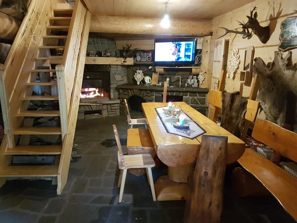 TV and multimedia, Kitchen or kitchenette, Living room, Seating area, Dining area